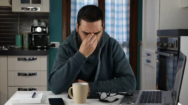 Uomo Attraente Che Indossa Abiti Casual Che Lavorano Computer Seduto — Foto Stock