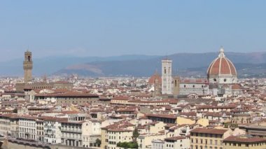 Florence, İtalya - 9 Eylül 2020: Florence, İtalya - 9 Eylül 2020: Piazzale Michelangelo 'nun panoramik noktasından Floransa şehri
