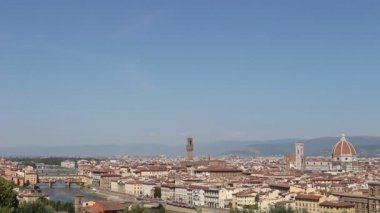Florence, İtalya - 9 Eylül 2020: Florence, İtalya - 9 Eylül 2020: Piazzale Michelangelo 'nun panoramik noktasından Floransa şehri