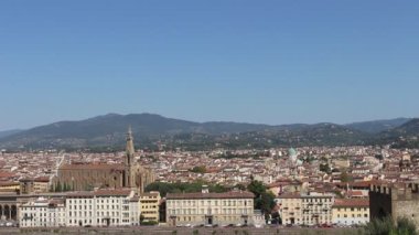 Florence, İtalya - 9 Eylül 2020: Florence, İtalya - 9 Eylül 2020: Piazzale Michelangelo 'nun panoramik noktasından Floransa şehri
