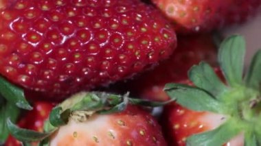 Dönen platformda güzel çilekler