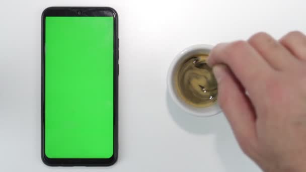 Mâna Omului Transformă Lingurița Ceașca Espresso Lângă Telefon Mobil Ecran — Videoclip de stoc