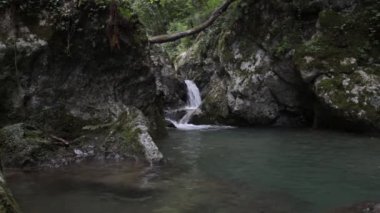 Candalla Şelaleleri, güney Apuan Alpleri 'nin Versilian tarafındaki Candalla deresi vadisinde Camaiore ve Casoli, Tuscany, İtalya arasında yer alır.