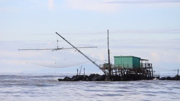 Μια Πράσινη Καλύβα Δίχτυα Αλιείας Ξυλοπόδαρα Που Βρίσκεται Ένα Μικρό — Αρχείο Βίντεο