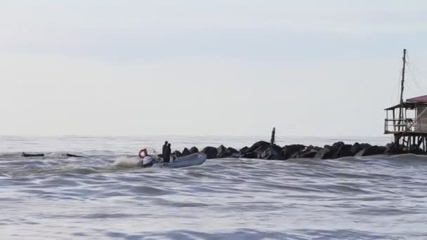 Ein Aufblasbares Motorboot Mit Zwei Männern Bord Navigiert Zwischen Den — Stockvideo