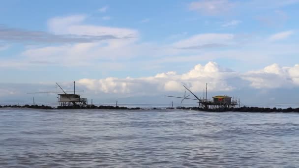 Duas Barracas Com Redes Pesca Palafitas Localizadas Cima Pequeno Recife — Vídeo de Stock