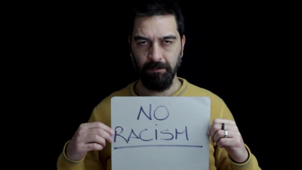 Siyah Arka Planda Sakallı Bir Adam Irkçılığı Göstermeyen Bir Tabela — Stok video