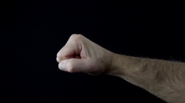 Yaklaş, adamın eli siyah arkaplanda başparmağı yukarı işareti yapıyor.