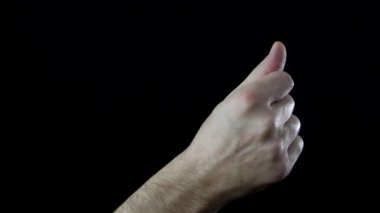 Yaklaş, parmaklarını şaklatırken siyah arka plandaki adamın eli