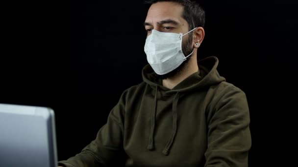 Bearded Man Svart Bakgrund Med Skyddande Medicinsk Mask Fungerar Med — Stockvideo