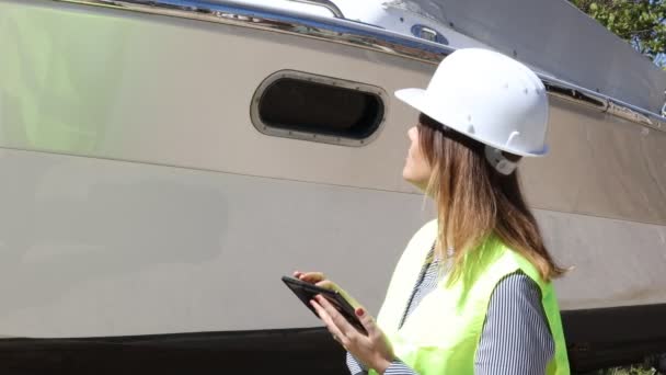 Engenheira Mulher Usando Capacete Trabalho Reflectindo Tablet Uso Jaqueta Para — Vídeo de Stock