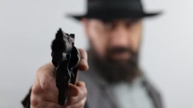 Haydut, gangster ya da dedektif kameraya silah doğrultuyor, beyaz arka planda izole edilmiş..