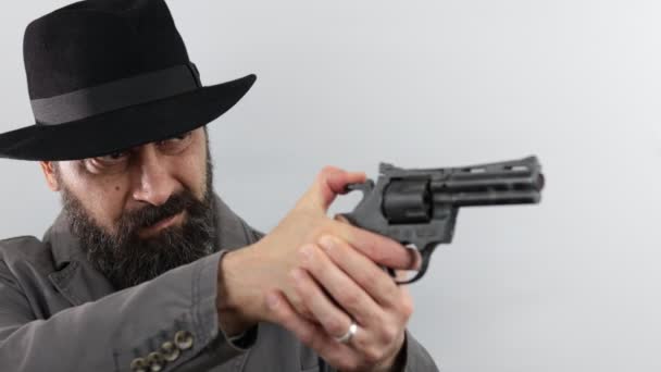 Bandit Gangster Eller Detektiv Pekar Och Siktar Pistol Sidan Isolerad — Stockvideo