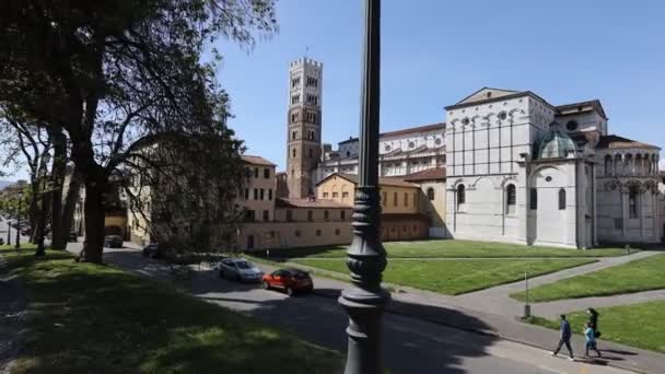 ルッカ イタリア 2021年5月8日 古代都市の壁から見たトスカーナのルッカのサン マルティーノ大聖堂 — ストック動画