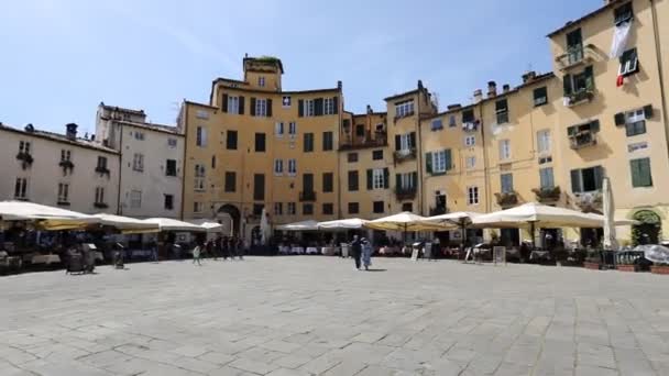 ルッカ イタリア 2021年5月8日 イタリア トスカーナ州ルッカの中世の町にあるアンフィテアトロ広場 かつてはローマ時代の円形劇場だった広場 — ストック動画
