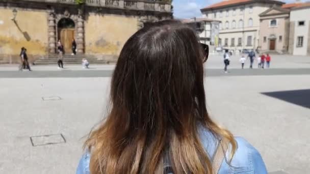 後ろから見たブロンドの女の子は トスカーナのルッカの中世都市でサン マルティーノ大聖堂を賞賛散歩 — ストック動画