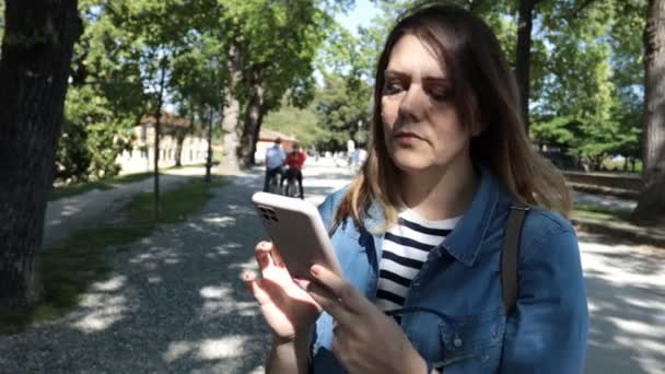 Krásná Blondýna Dívka Parku Psaní Smartphone — Stock video