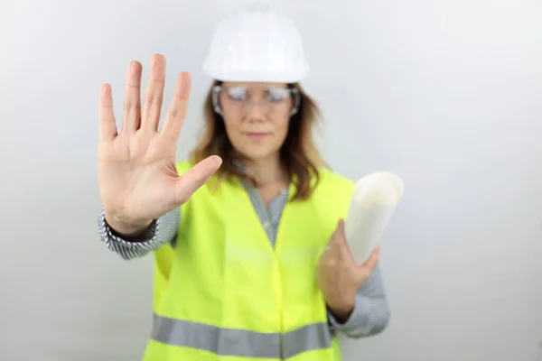 Ingénieur Femme Avec Des Plans Tenue Casque Sous Bras Main Images De Stock Libres De Droits