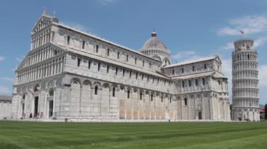 Eğik kule ve Pisa 'daki Piazza dei Miracoli katedrali.