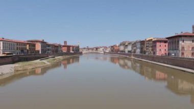 Arno nehri ve Ponte di Mezzo adlı Ugolino köprüsü İtalya 'nın Pisa kentinde Ponte della Fortezza' dan görüldü..
