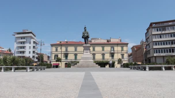 Pisa Toscana Italia Juni 2020 Piazza Vittorio Emanuele Med Statuen – stockvideo
