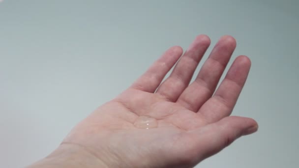 Close Handen Van Vrouw Gebruiken Ontsmettende Gel Haar Handen Reinigen — Stockvideo