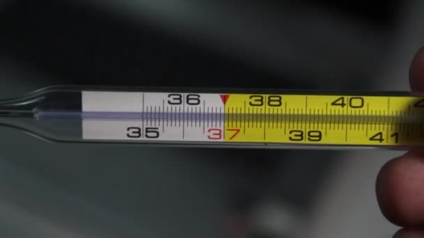 Крупным Планом Термометр Удерживаемый Человеком Отметка — стоковое видео
