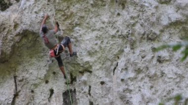 Candalla, Lucca, İtalya - 4 Temmuz 2020: Candalla Torrent Vadisi 'ndeki Apuan Alpleri' nin kayalık duvarına tırmanan bir dağcı