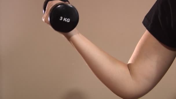 Woman Does Exercise While Holding 3Kg Weight Her Hand — Stock Video