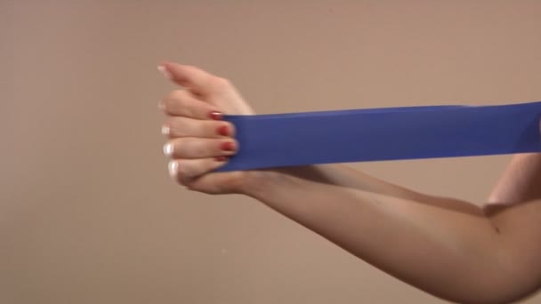 Žena Cvičí Tím Drží Rukou Elastický Proužek Fyzická Aktivita — Stock video