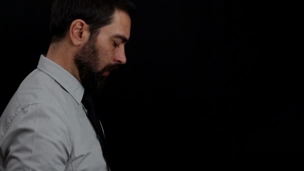 Bonito Empresário Barbudo Camisa Gravata Carrega Tiro Coloca Arma Sua — Vídeo de Stock