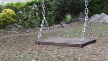 Parkta içinde kimse olmayan bir salıncak.