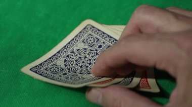 Yaklaş, bir adamın eli poker oynarken dört ası tarar..