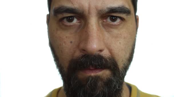 Крупним Планом Чоловік Бородою Серйозним Обличчям Дивиться Прямо Камеру — стокове відео