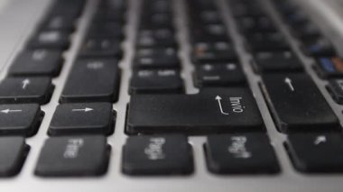 Yakın plan, insanın parmağı klavyedeki giriş tuşuna basar.