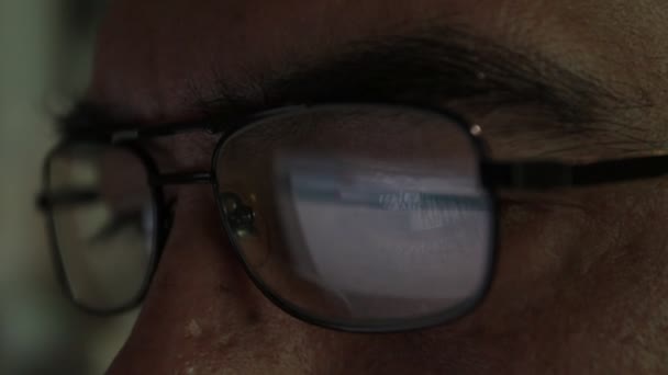 Close Homem Trabalha Com Óculos Frente Com Tela Refletindo Lentes — Vídeo de Stock