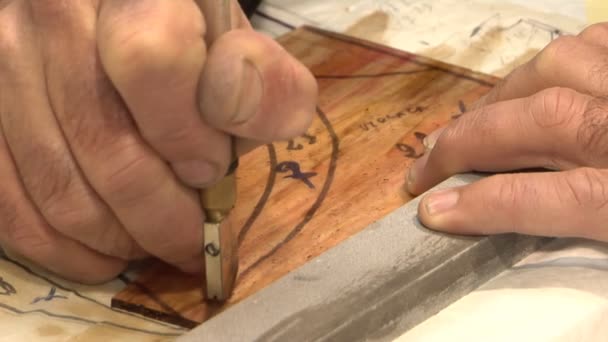 Close Man Hands Cut Glass Cut — Stock Video