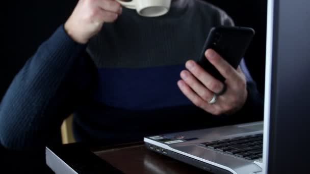 Homem Fundo Preto Frente Notebook Faz Uma Pausa Bebendo Chá — Vídeo de Stock