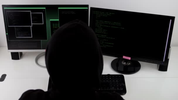 Haker Kapturze Wykonuje Atak Hakerski Komputerem — Wideo stockowe