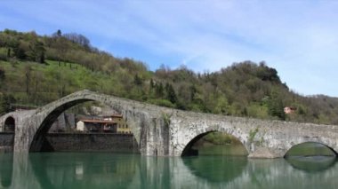 Ponte della Maddalena veya Ponte del Diavolo 'nun Borgo' daki Şeytan Köprüsü Mozzano, Toskana, İtalya