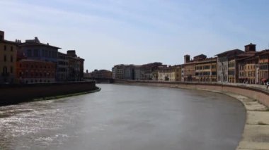 Pisa Toskana 'daki Ponte di Mezzo' dan Arno nehrinin manzarası.