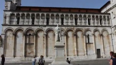 Lucca, İtalya - 21 Nisan 2019: San Michele Meydanı 'nın ortasında heykel olan hipersürat