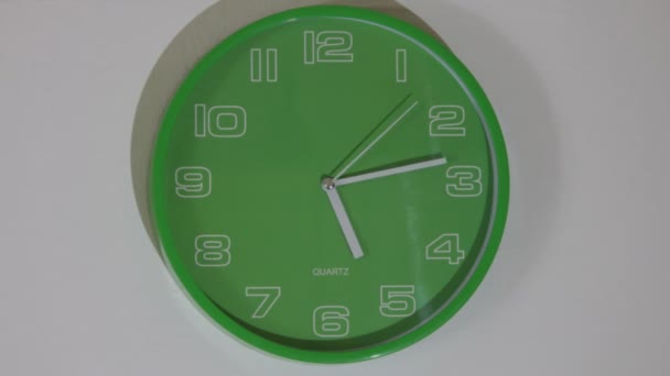 Часовий Проміжок Зелений Годинник Висить Стіні — стокове відео