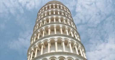 timelapse 4k, the leaning tower of pisa seen from below with the clouds passing by