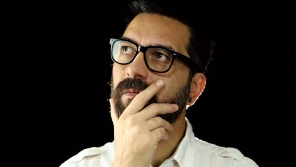 Denkender Mann Mit Bart Und Brille Auf Schwarzem Hintergrund Besinnlicher — Stockvideo