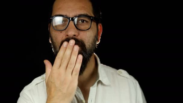 Чоловік Бородою Окулярами Дивиться Камеру Яка Дме Поцілунок Рукою Ефірі — стокове відео