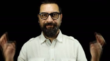 Sakallı adam şans dilemek için dua eder ve başarı diler. İyi şanslar.. 