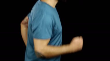 Siyah arka planda koşan bir adam.