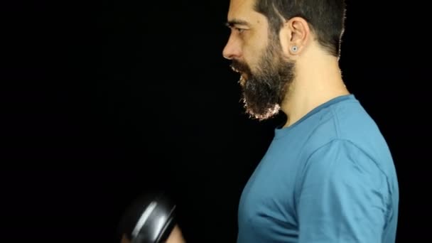 Man Sportkleding Doen Biceps Krullen Met 3Kg Halters Training Zwarte — Stockvideo