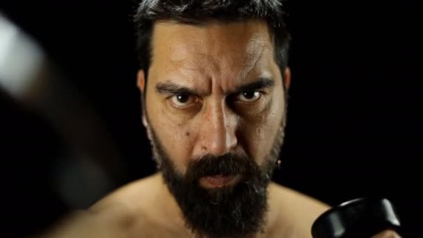 Homem Boxeador Formação Boxercise Com Halteres Fundo Preto Close Mão — Vídeo de Stock